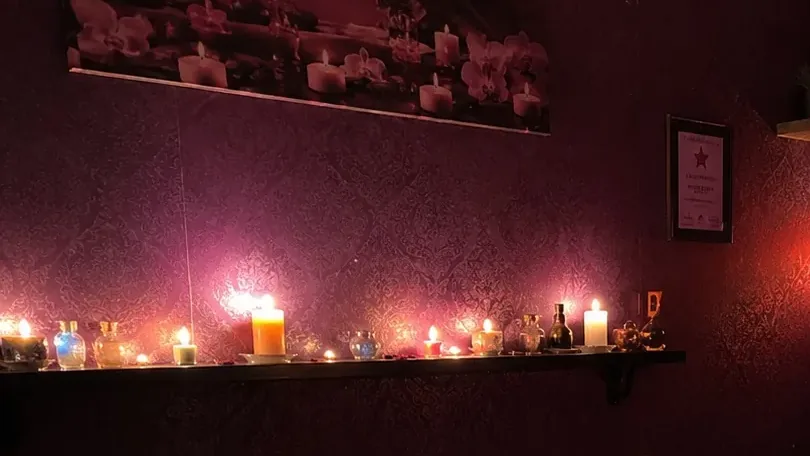 Masaj odasındaki mum rafı — Lila Spa, Esenyurt misafirlerine hizmet veren salon