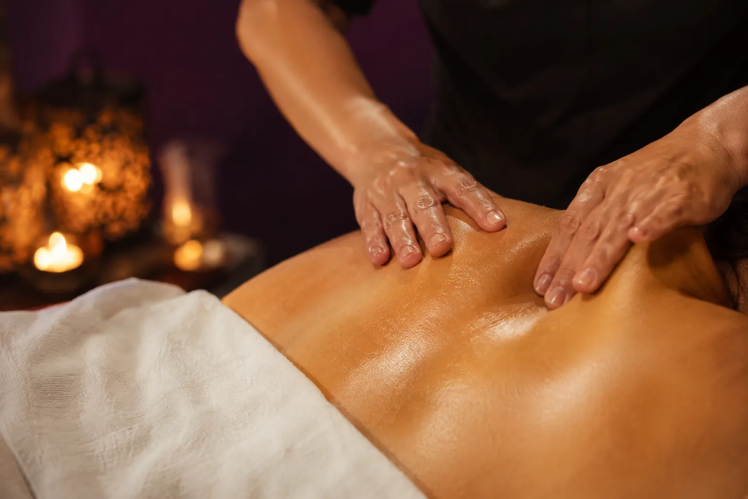 Sırt masajı uygulaması — Lila Spa, Esenyurt misafirlerine hizmet veren salon